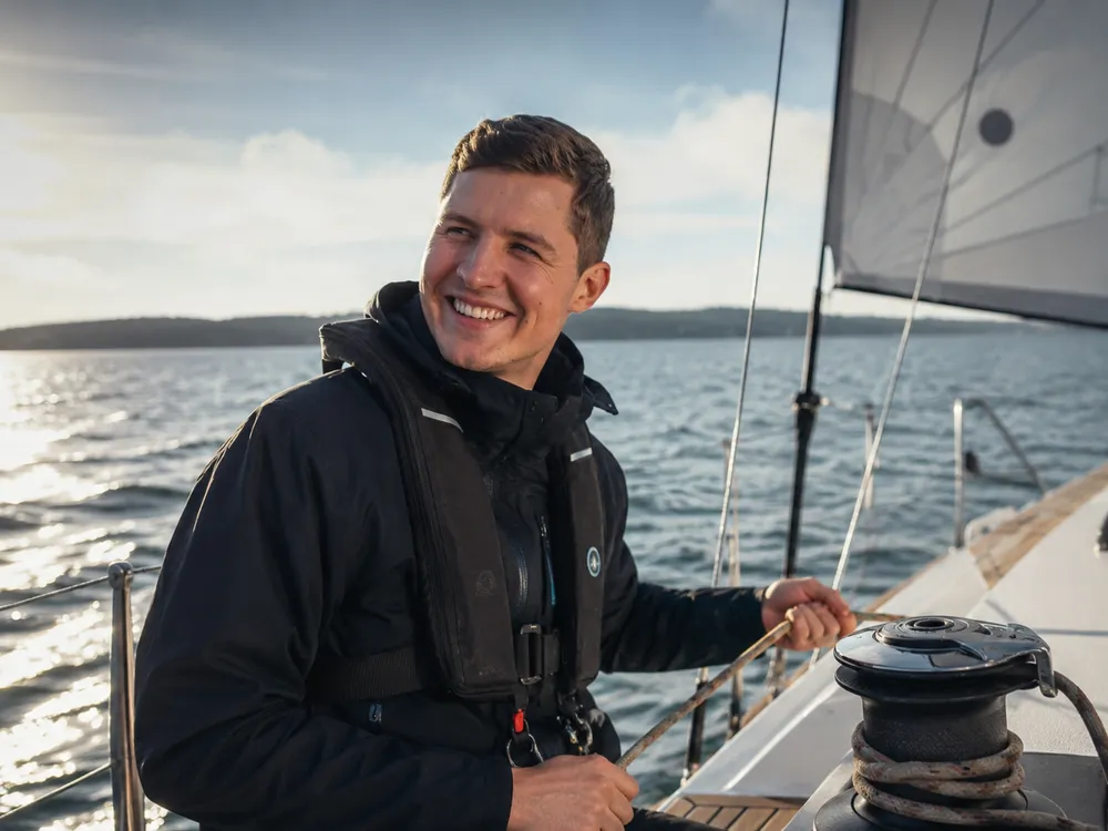 Marius Gehler, Gründer von Boatpass, am Ruder eines Segelboots